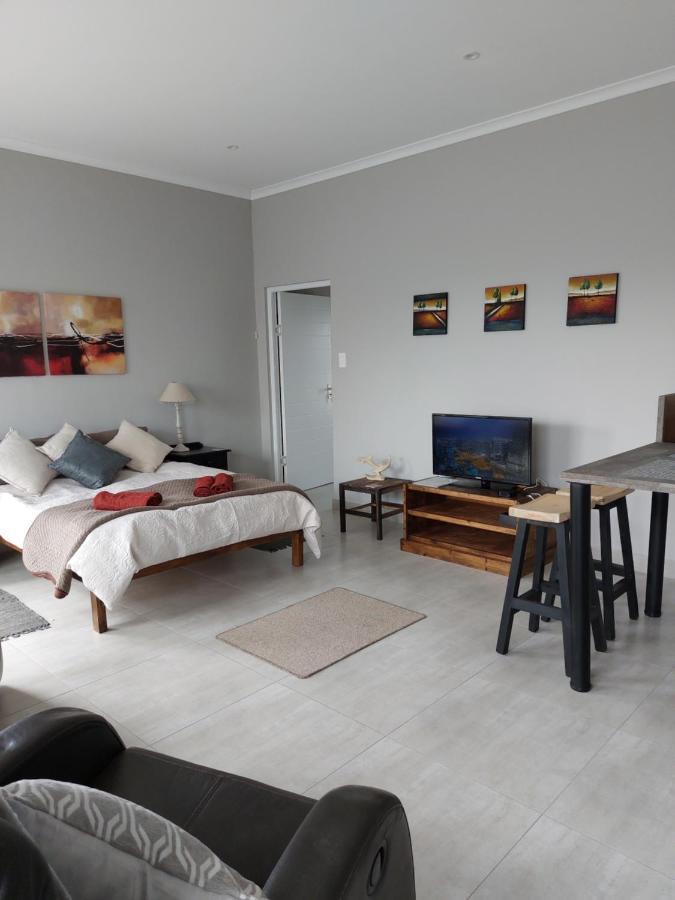 Quarto em Acomodações Particulares Silver Oaks Airbnb *