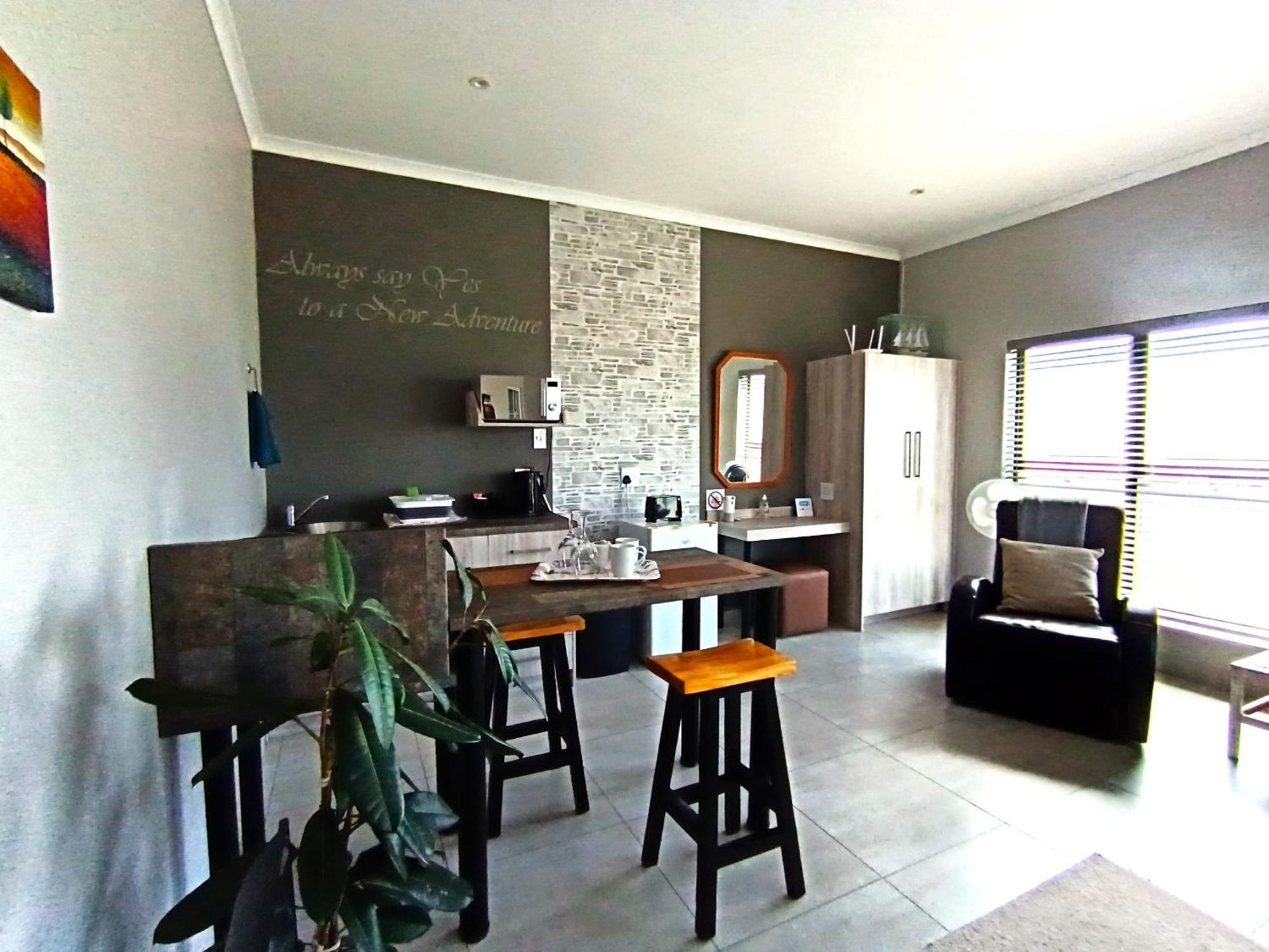 Quarto em Acomodações Particulares Silver Oaks Airbnb *